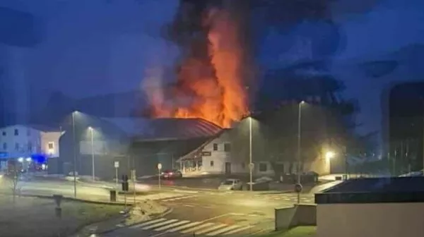 Požar v zabojniku z rekviziti – več tisoč evrov škode